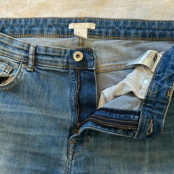H&M Blue Denim Jeans Shorts Factory Faded Size 14 Rolled Cuff Stretch - Picture 6 of 8